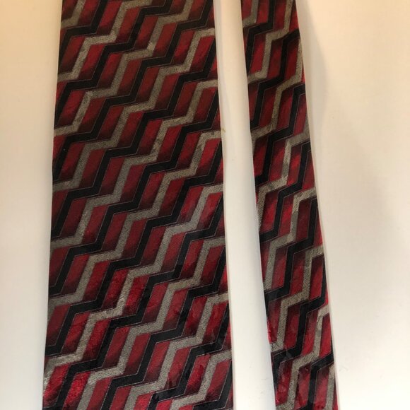 Fratelli Moda Silk Tie Red Black Gray Chevron Pattern Italy Mens Necktie Office - Picture 7 of 8